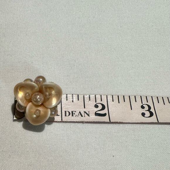 Lucite Flower with Pearl Clip on Earrings. Vintage - Picture 5 of 5